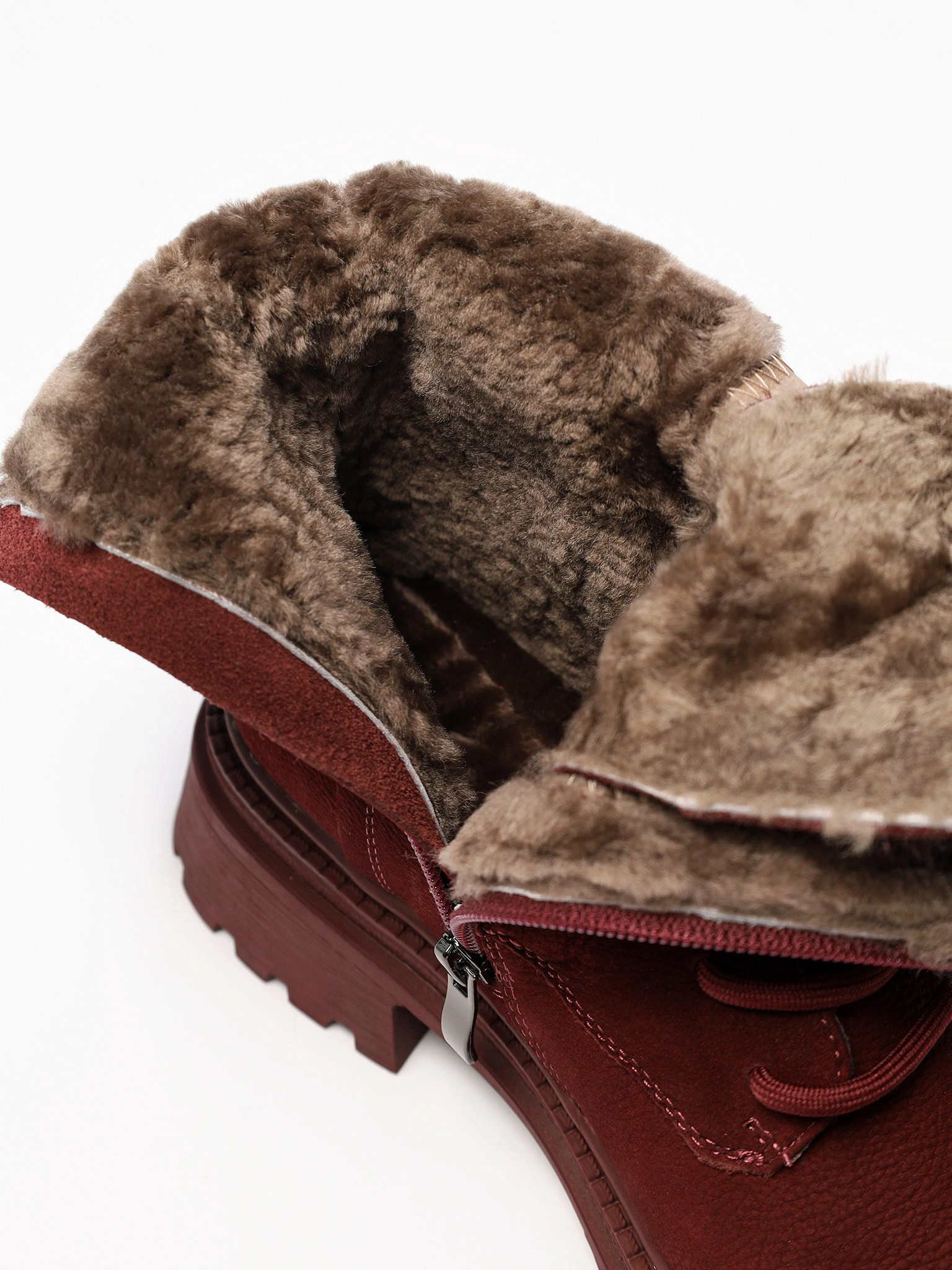 Ботинки бордового цвета на рльефной подошве